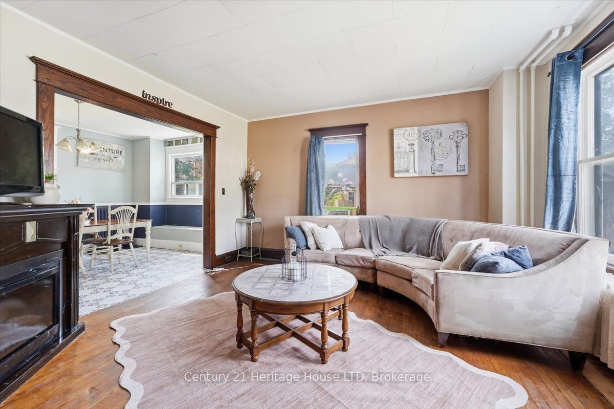 17 Elizabeth Street E Property Photo 8
