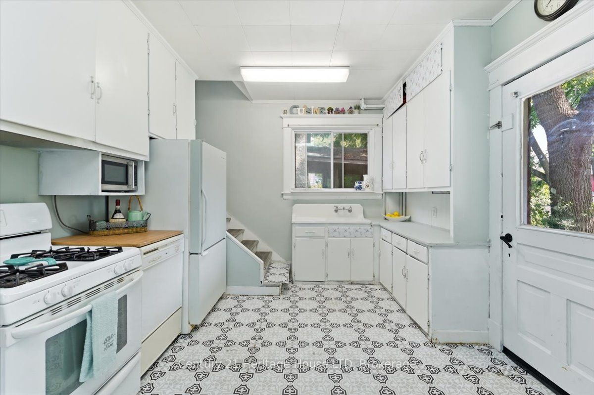17 Elizabeth Street E Property Photo 13