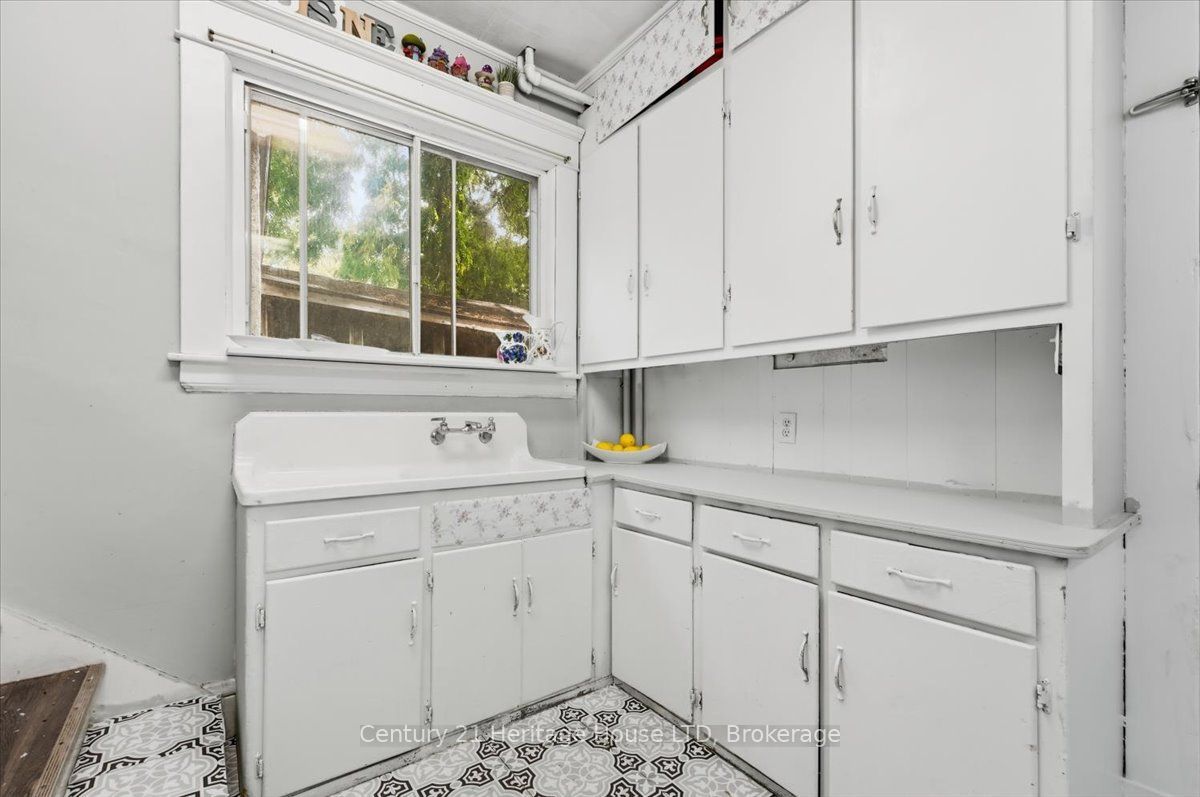 17 Elizabeth Street E Property Photo 14
