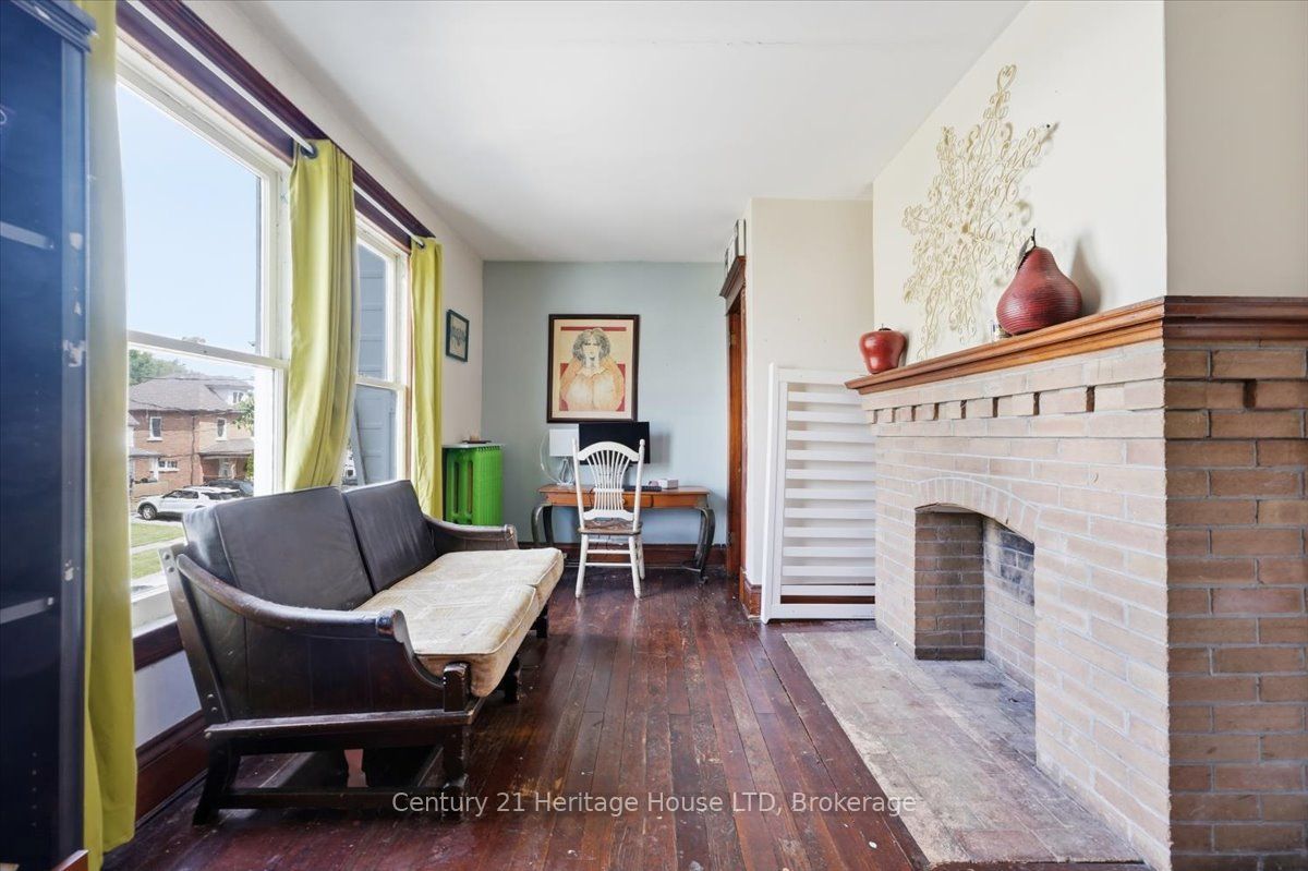 17 Elizabeth Street E Property Photo 16