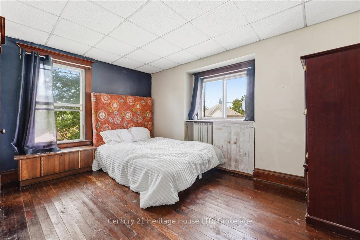 17 Elizabeth Street E Property Photo 18