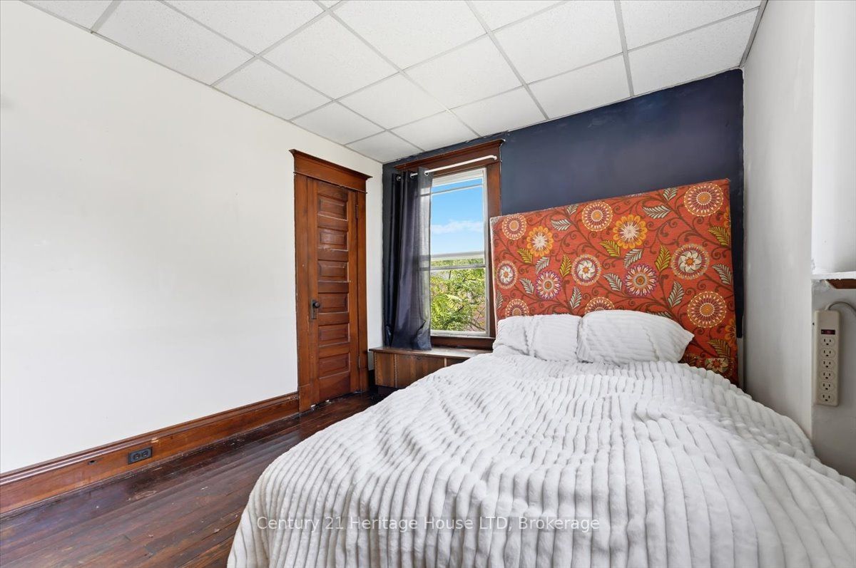 17 Elizabeth Street E Property Photo 19