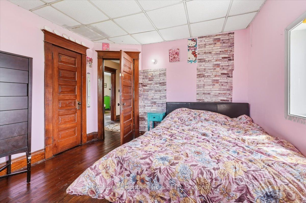 17 Elizabeth Street E Property Photo 21