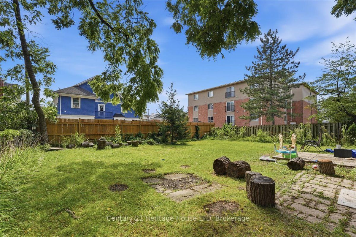 17 Elizabeth Street E Property Photo 31