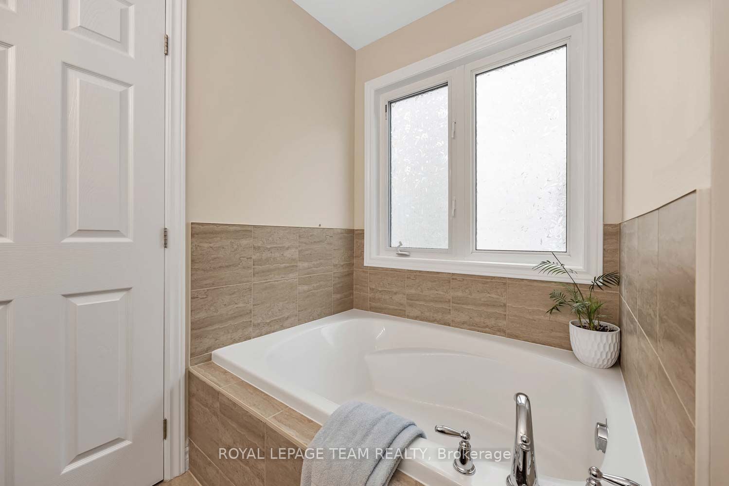 2225 Watercolours Way Property Photo 19