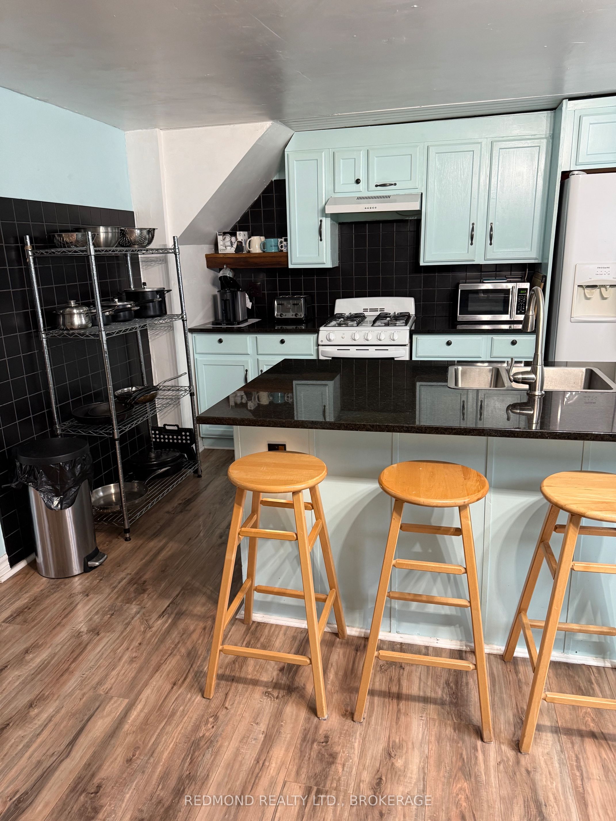 590 Queen Street Property Photo 10