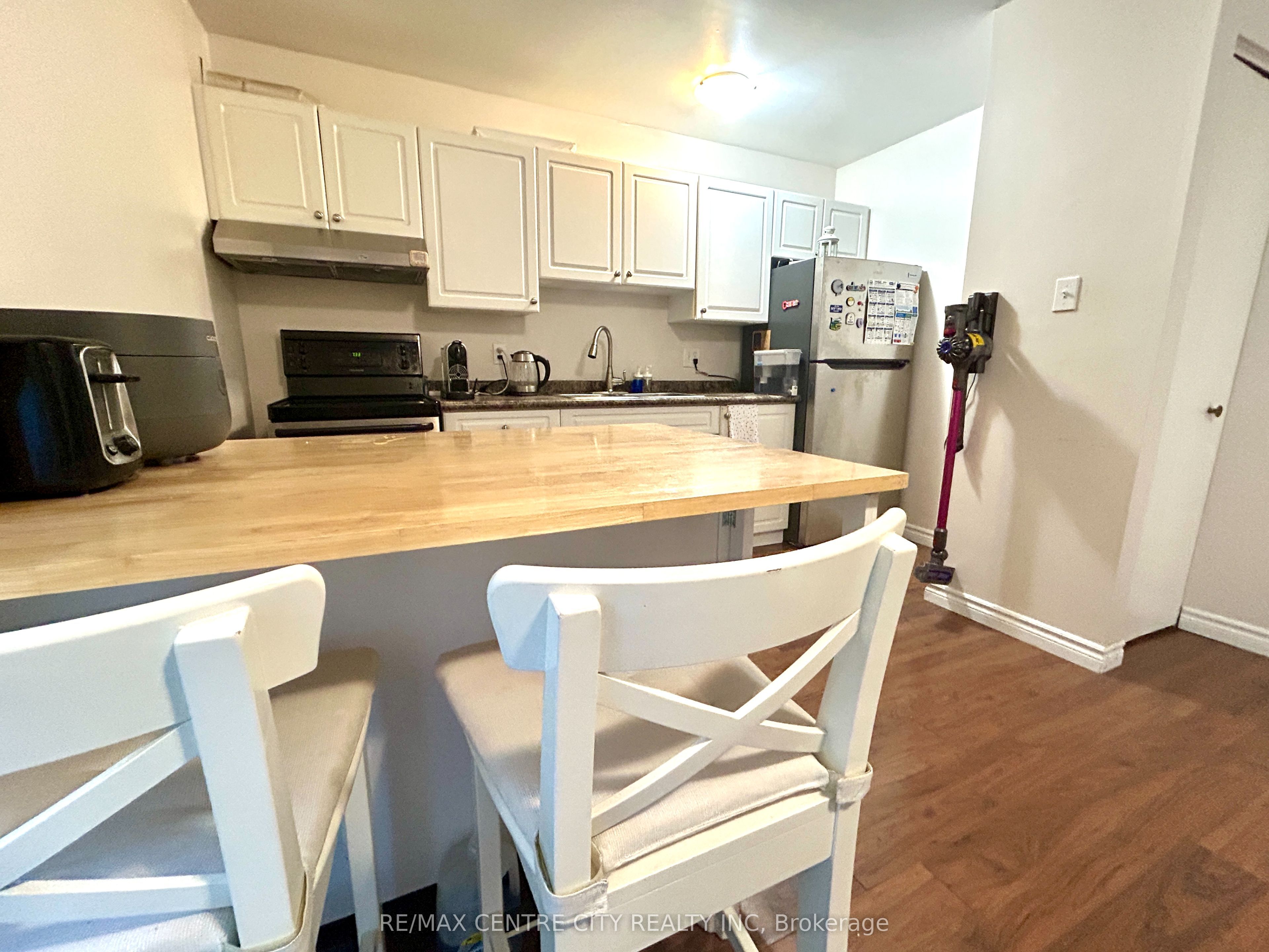 70 Fiddlers Green Road 100 Property Photo 4