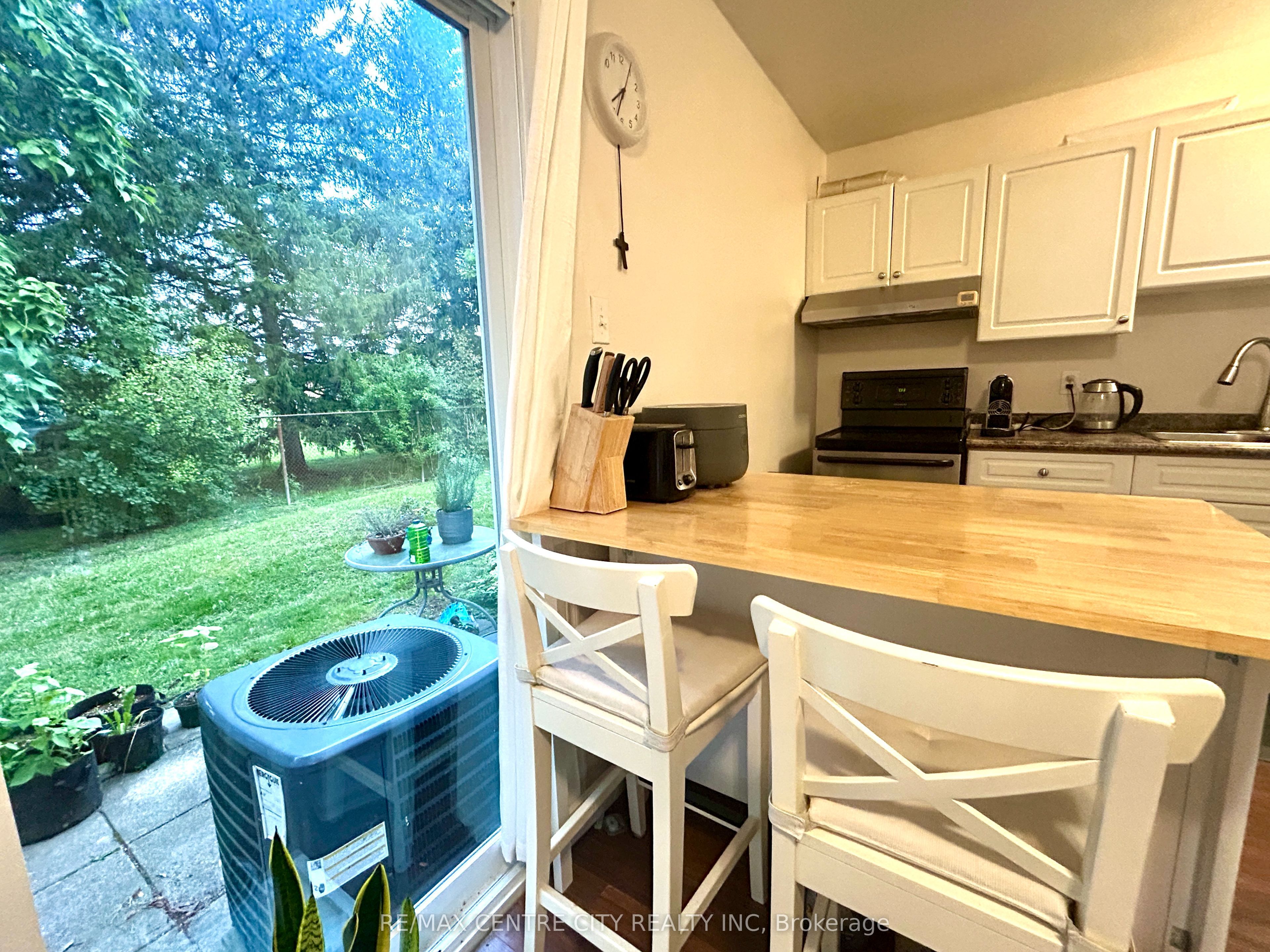70 Fiddlers Green Road 100 Property Photo 5