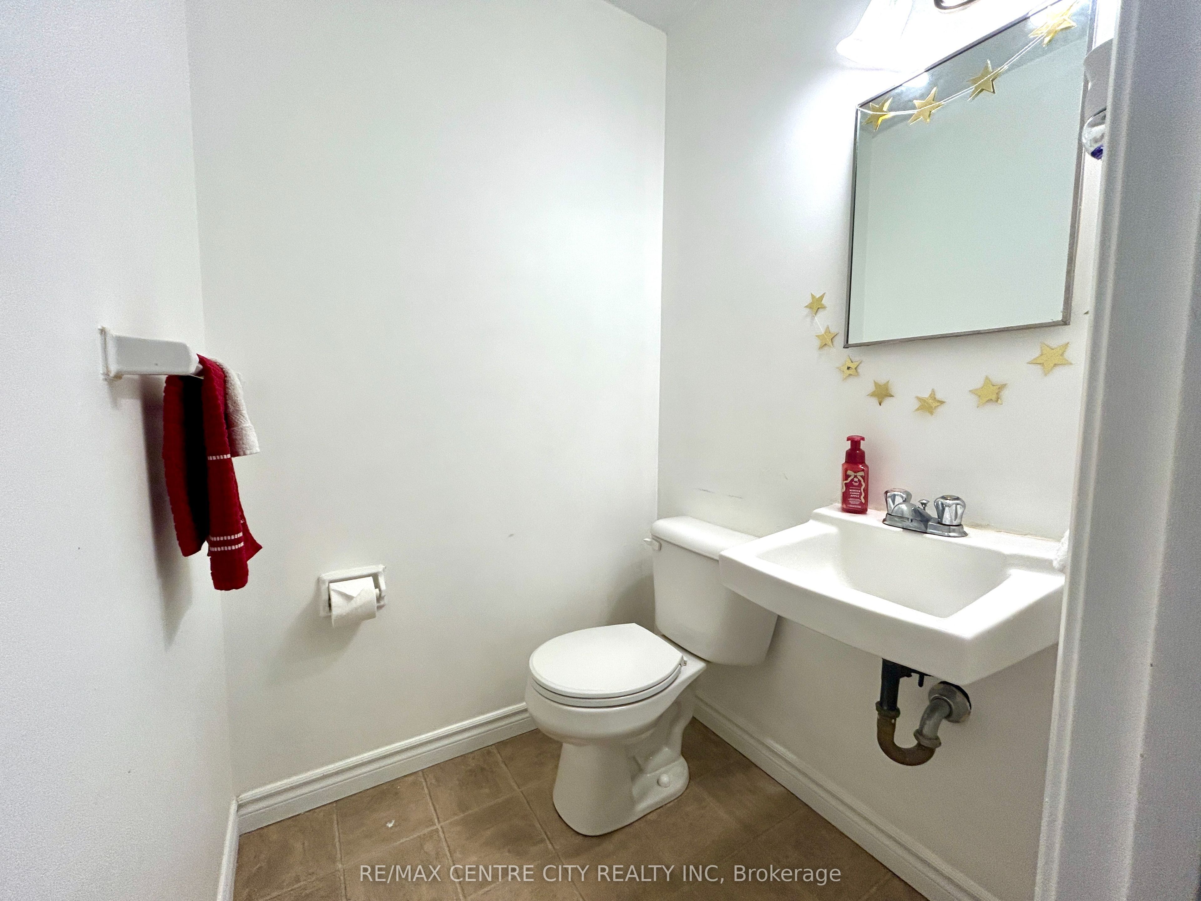 70 Fiddlers Green Road 100 Property Photo 6