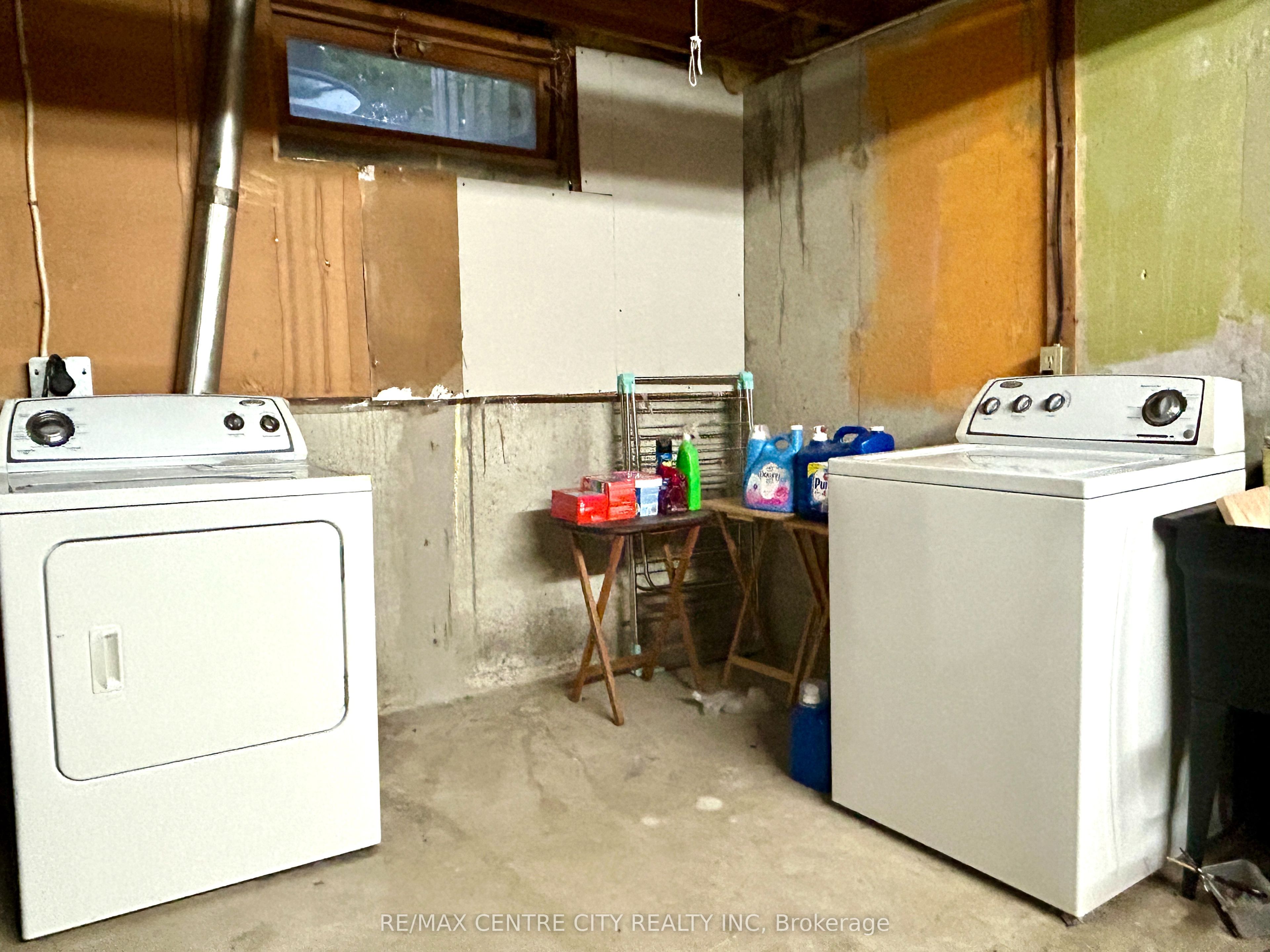 70 Fiddlers Green Road 100 Property Photo 13