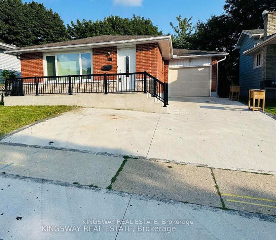35 Silver Aspen Crescent Property Photo 1