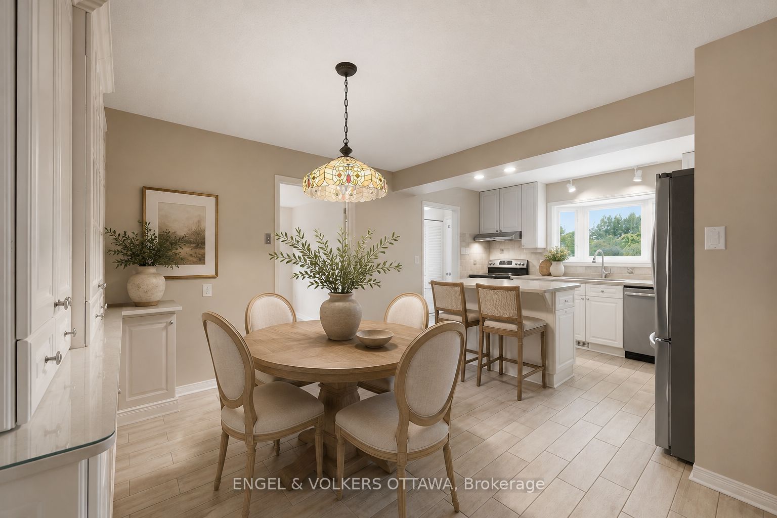 885 Plante Drive Property Photo 3