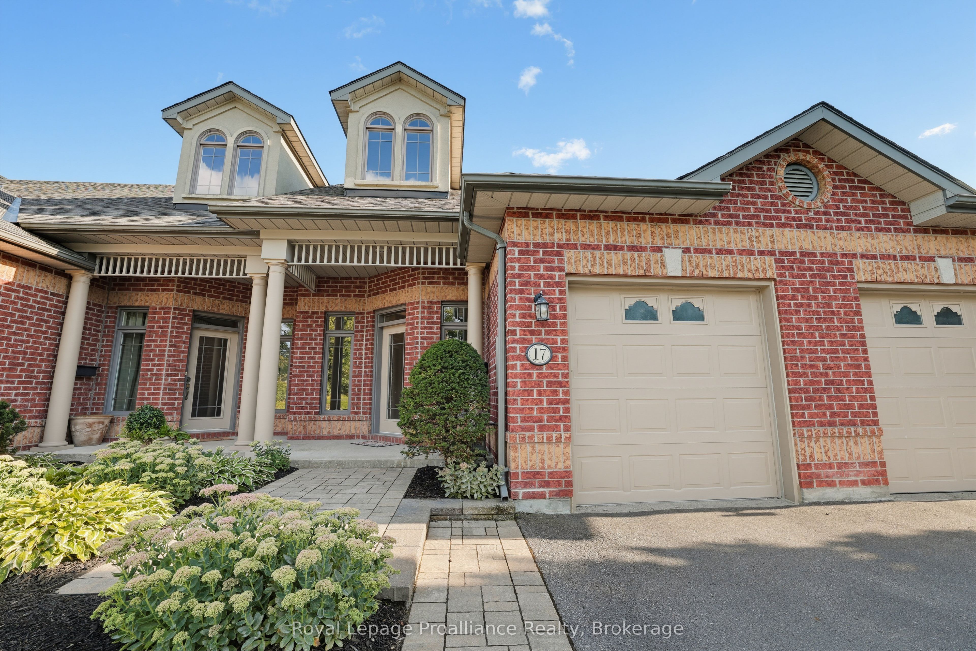 355 Dundas Street W 17