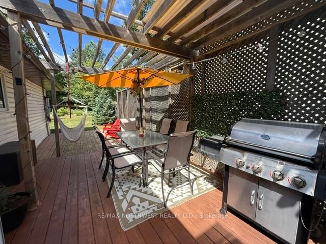 120 Minto Cres Property Photo 4