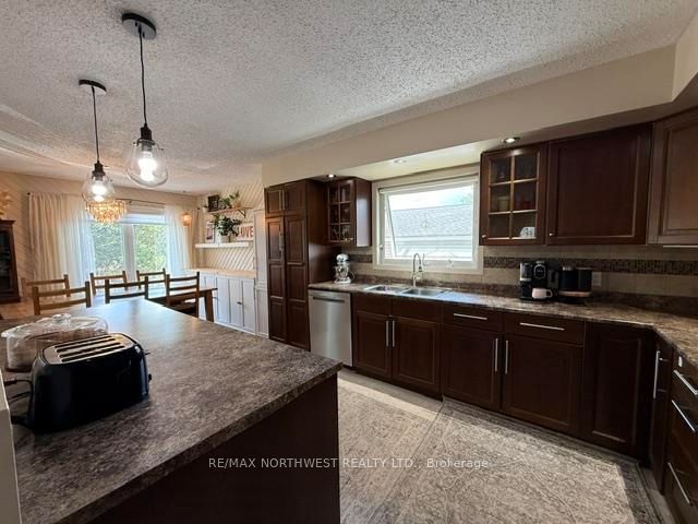 120 Minto Cres Property Photo 5