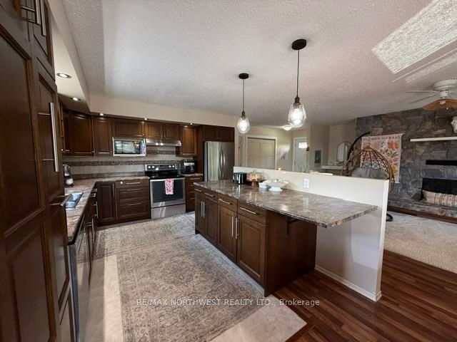 120 Minto Cres Property Photo 6