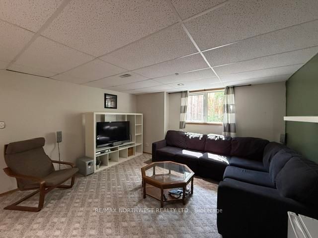 120 Minto Cres Property Photo 20