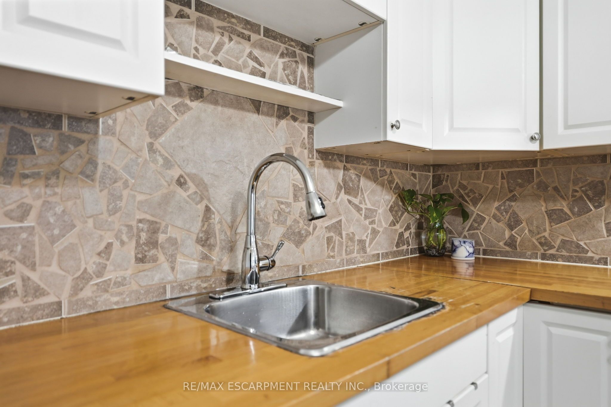 127 Park Row N Property Photo 8