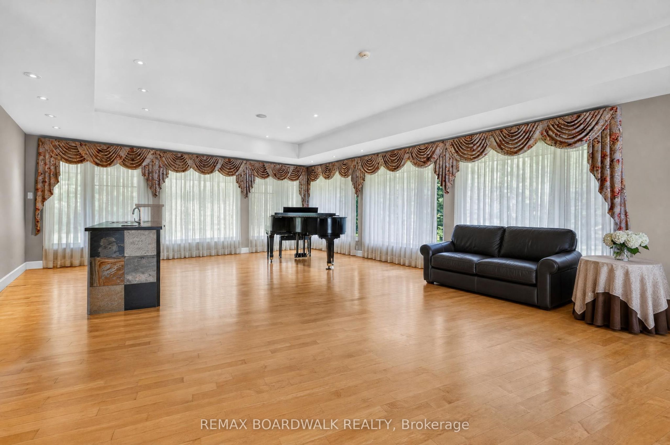 2437 Devine Road Property Photo 4