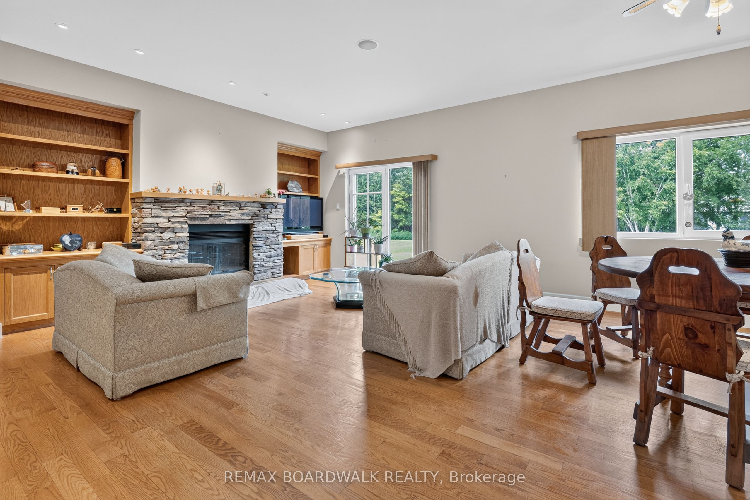 2437 Devine Road Property Photo 10