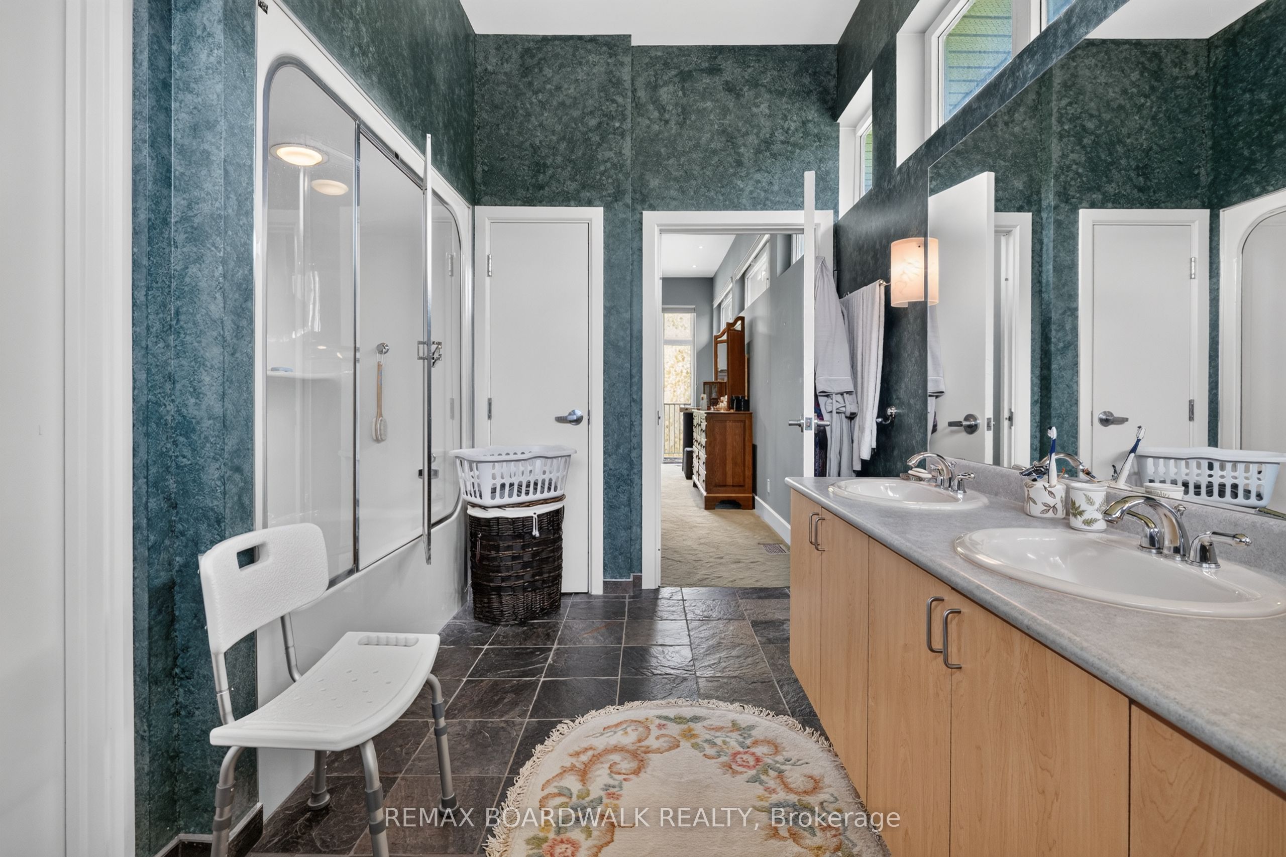 2437 Devine Road Property Photo 16