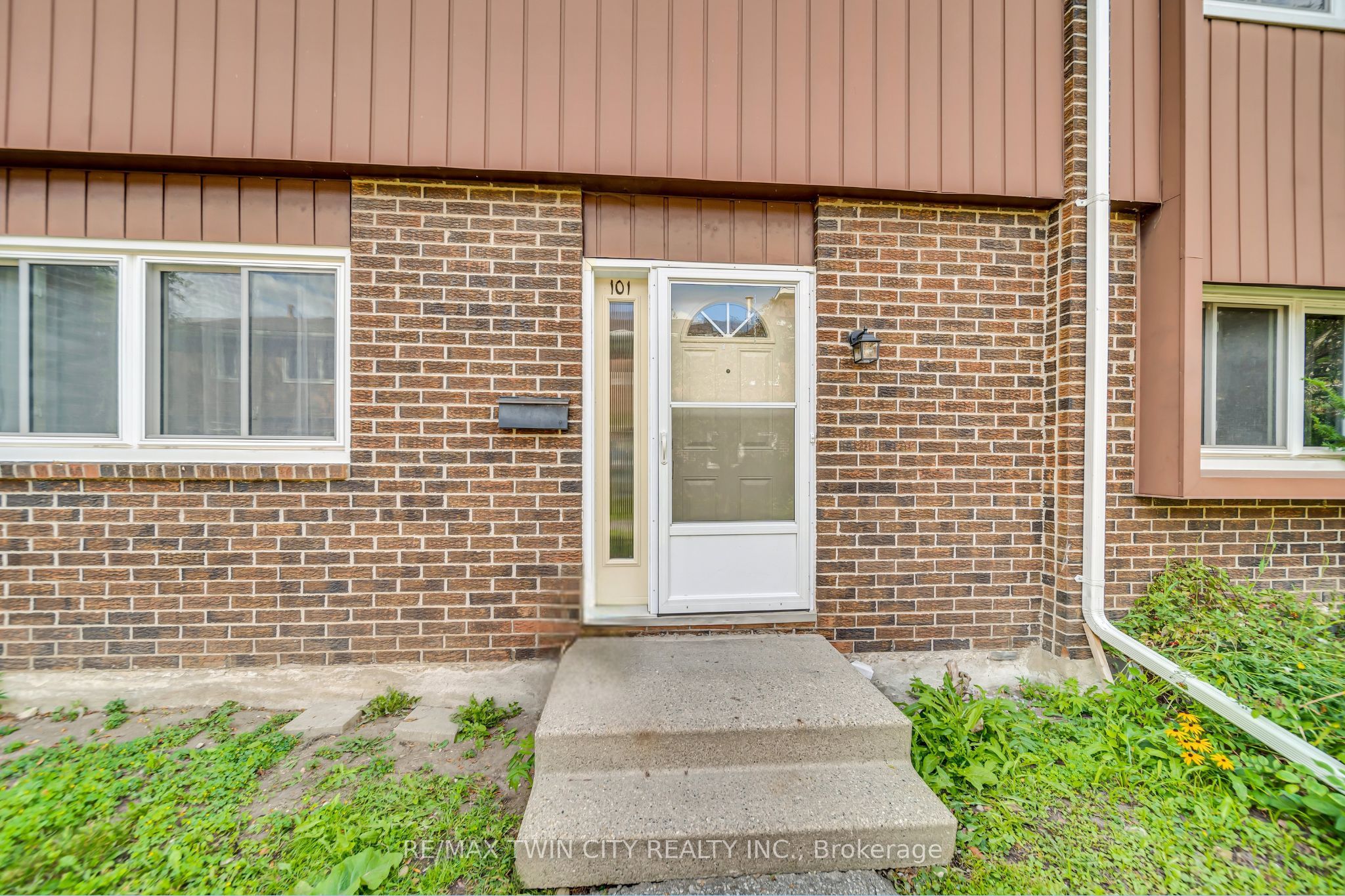 121 University Avenue E 101 Property Photo 2