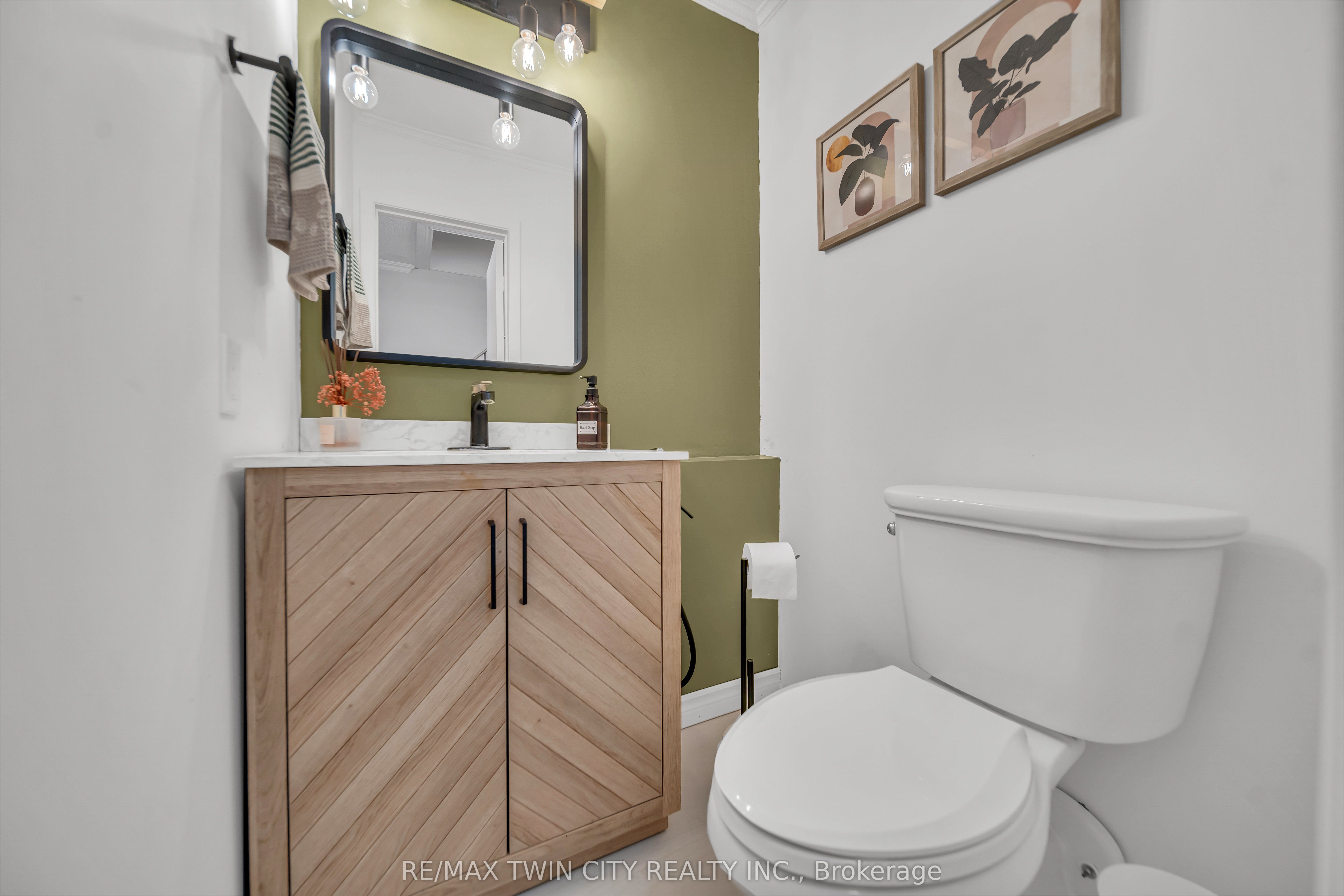 121 University Avenue E 101 Property Photo 17