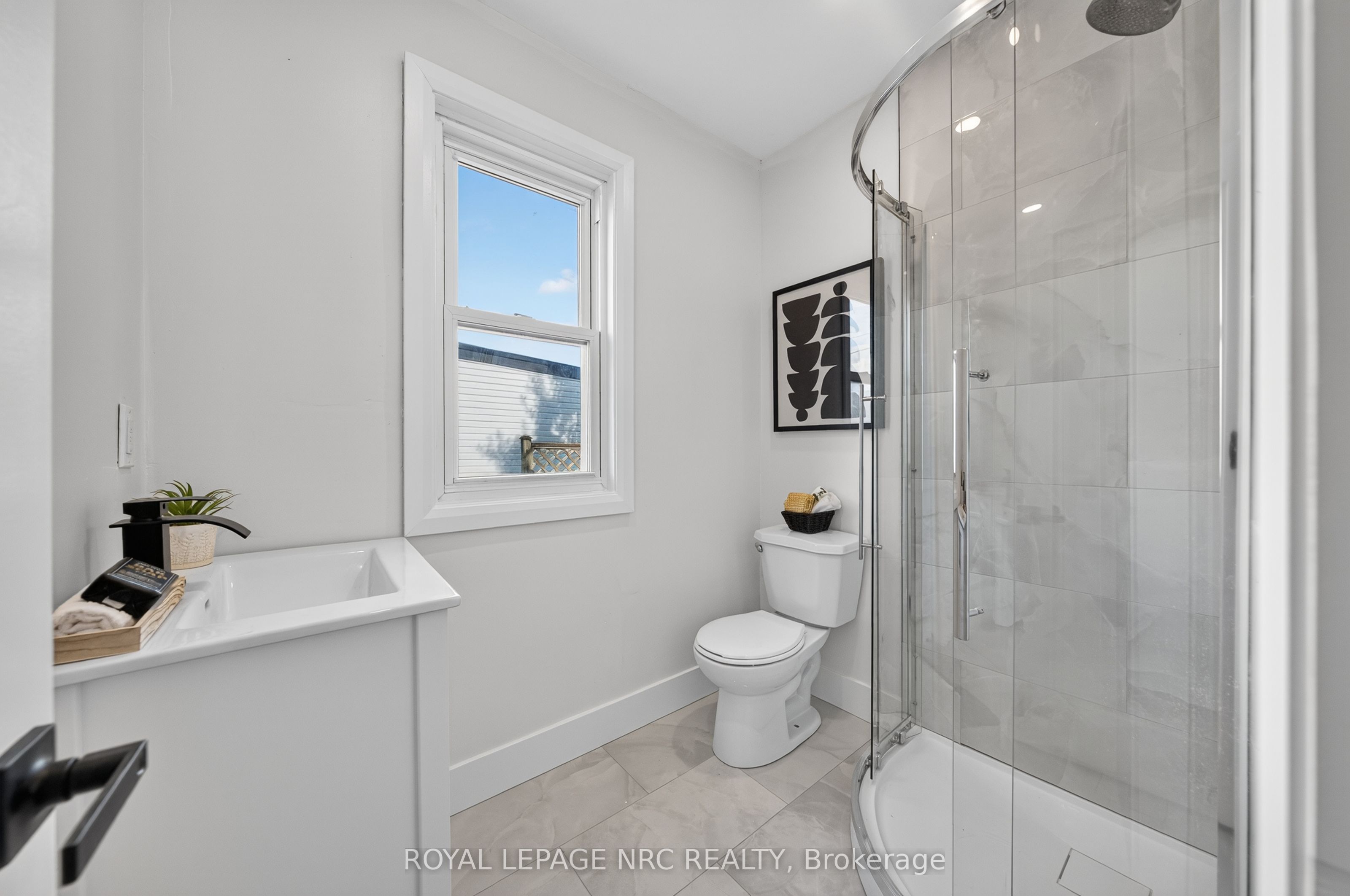12 Admiral Road Property Photo 27