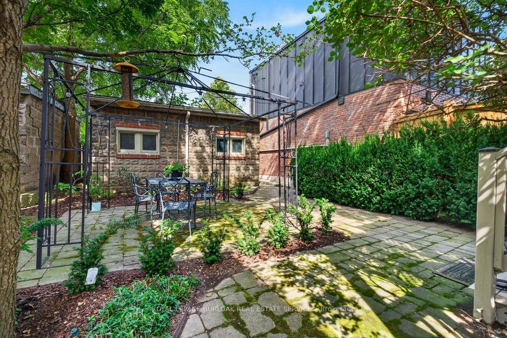 16 Bruce Street Property Photo 33