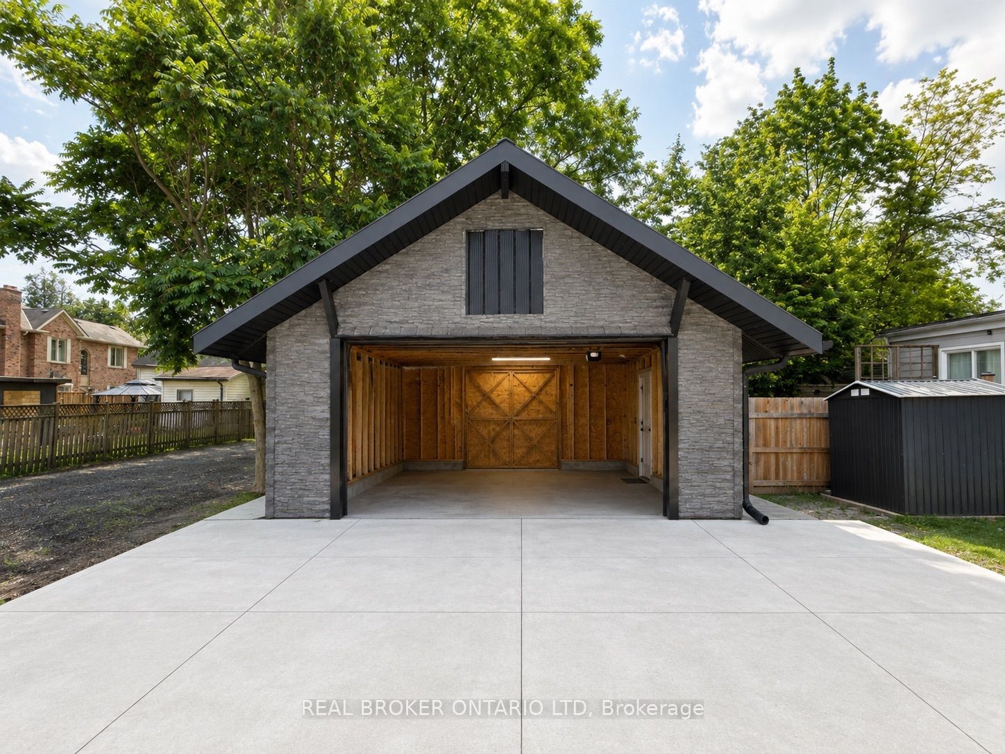 820 Maitland Street Property Photo 4
