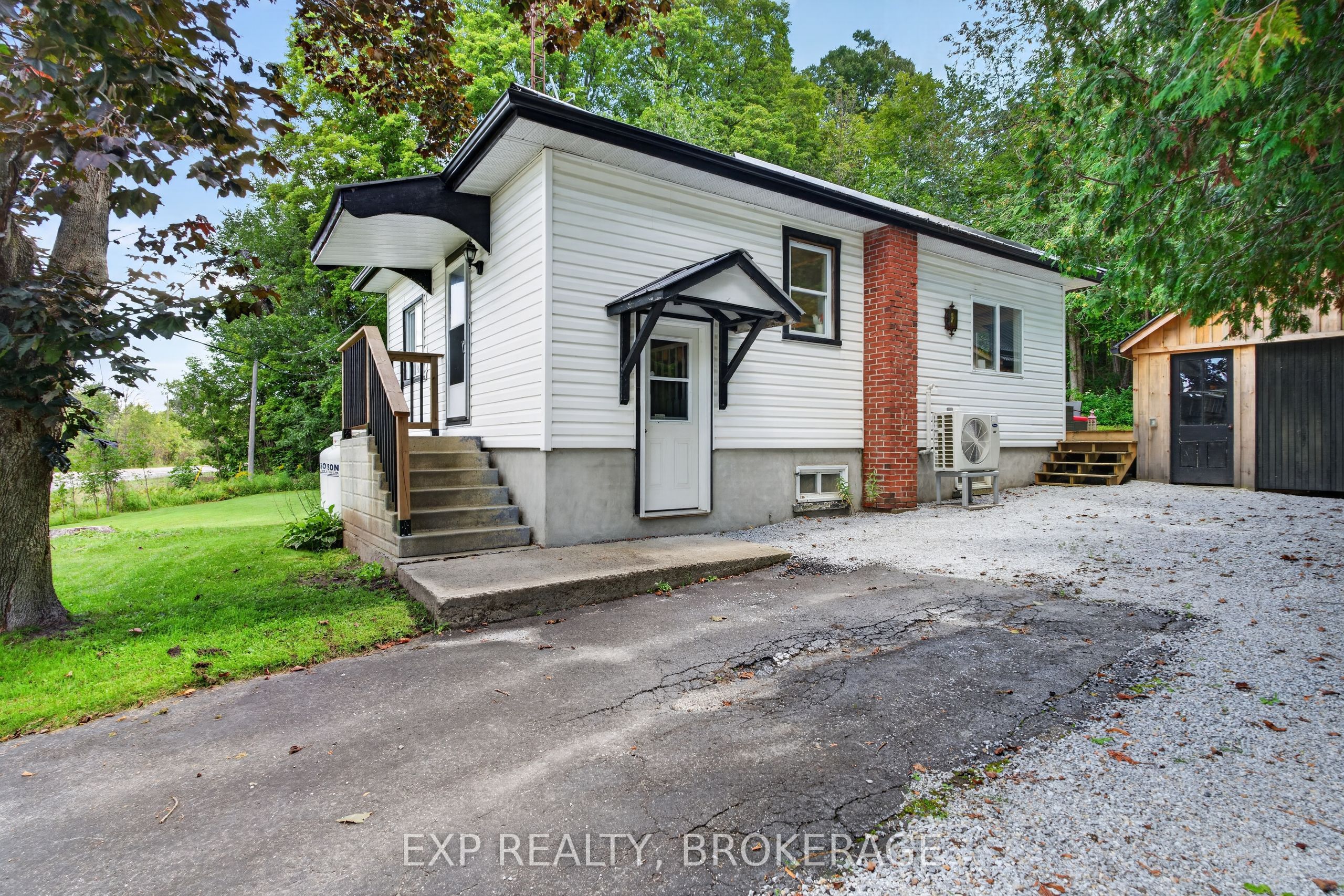 22053 Highway 7 Property Photo 1