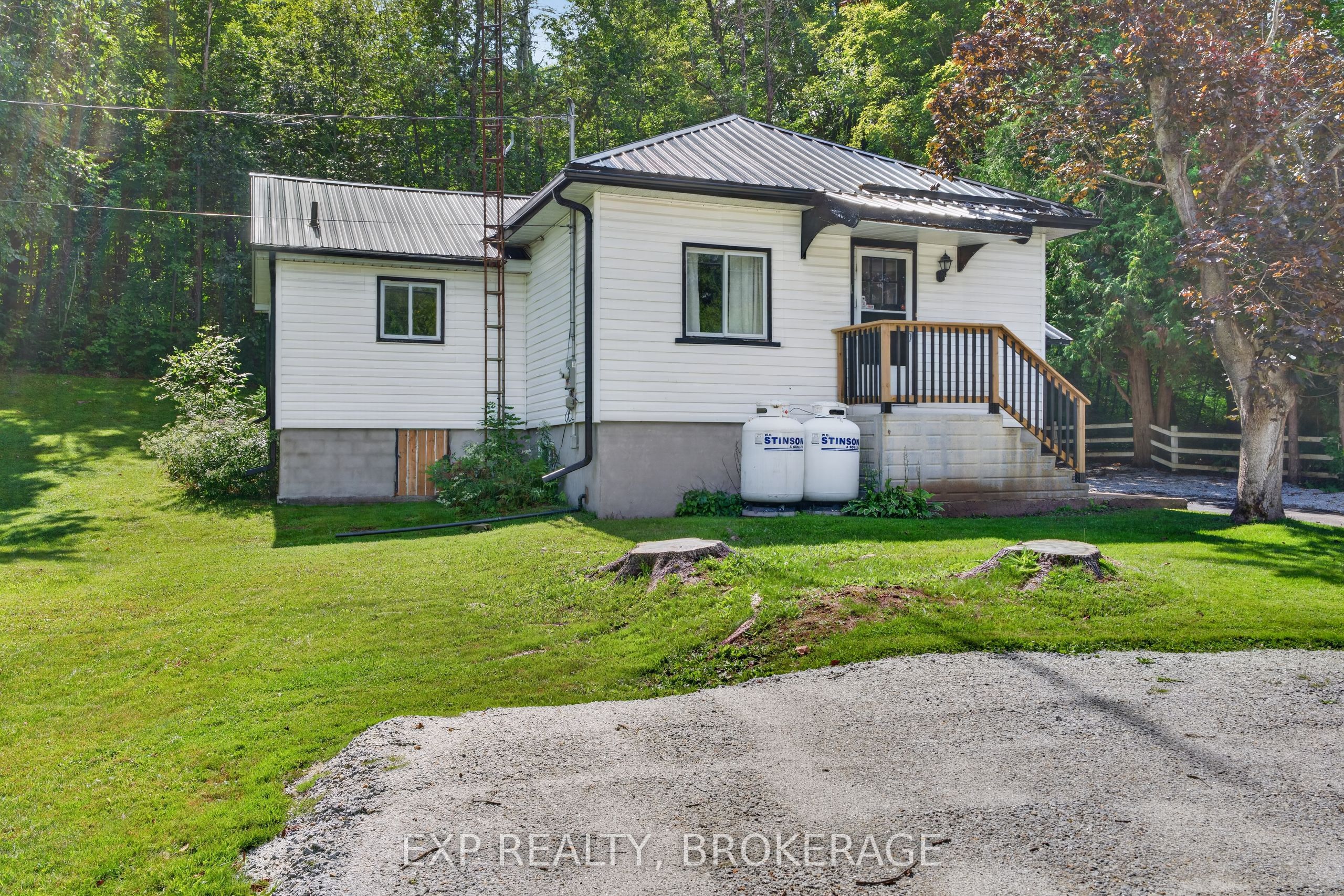22053 Highway 7 Property Photo 2
