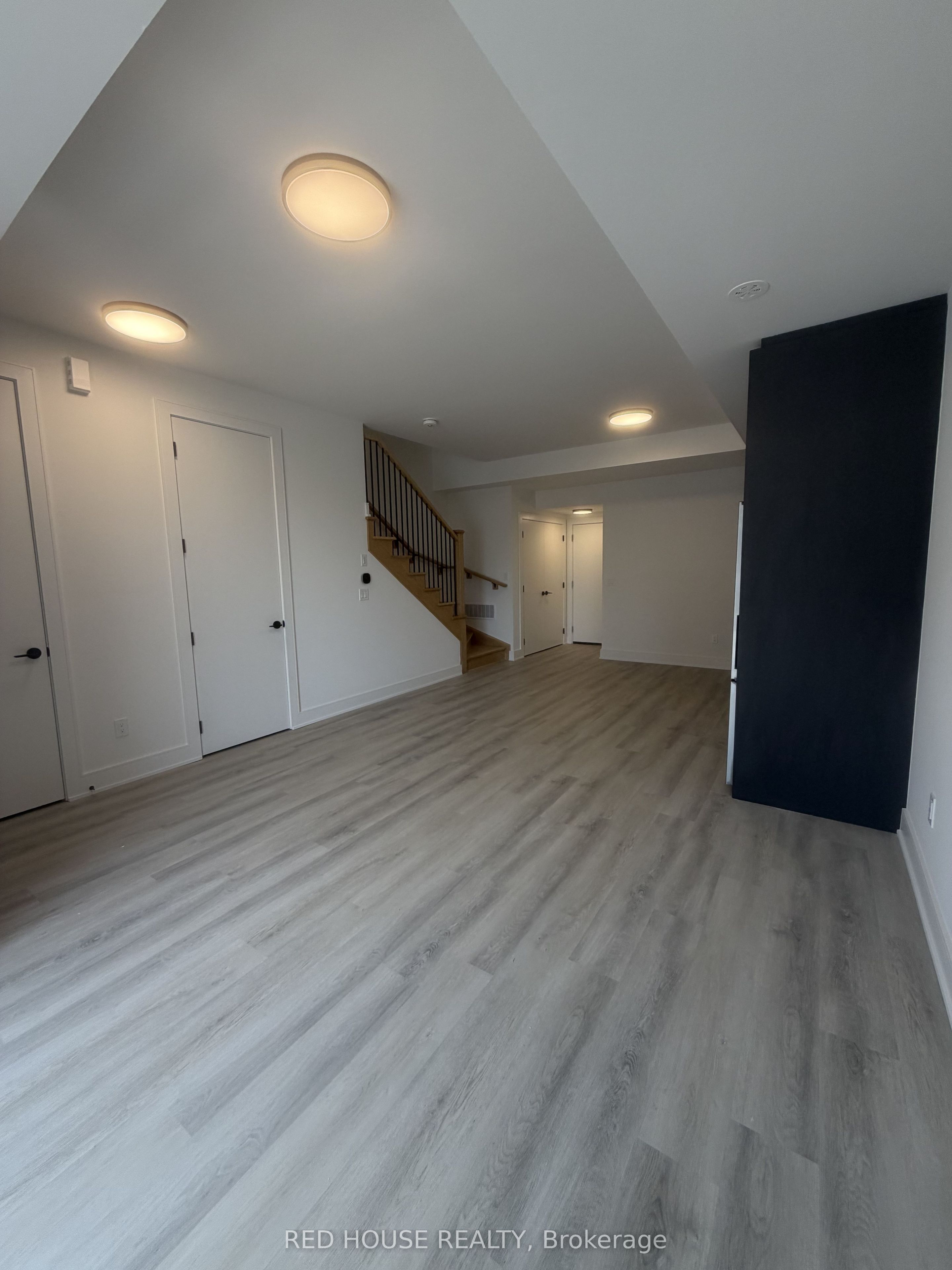 175 Everett Common Property Photo 3