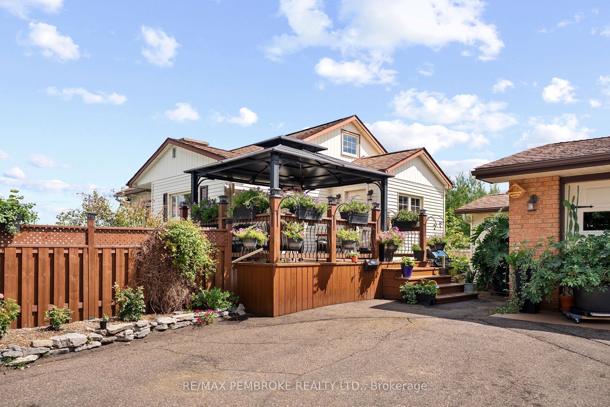 1315 Blakely Crescent W Property Photo 2