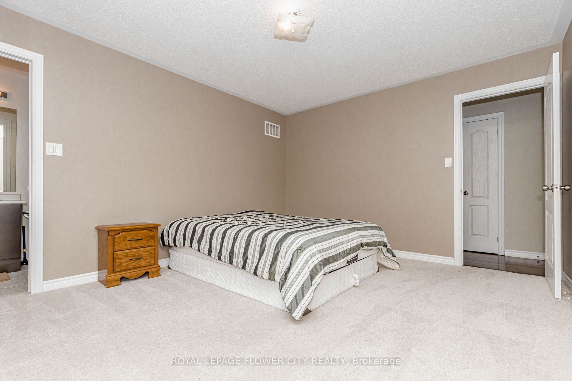 944 O'reilly Crescent Property Photo 32
