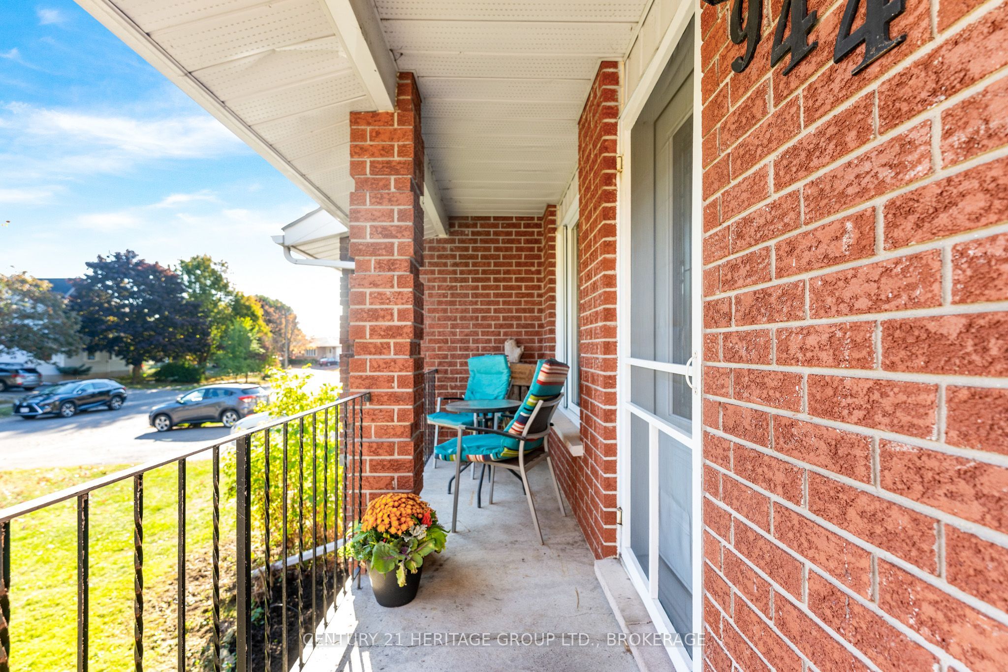 944 Warburton Crescent Property Photo 2
