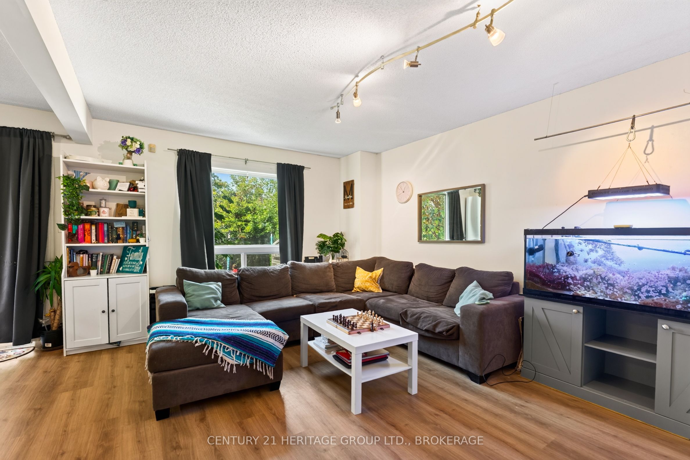 944 Warburton Crescent Property Photo 7