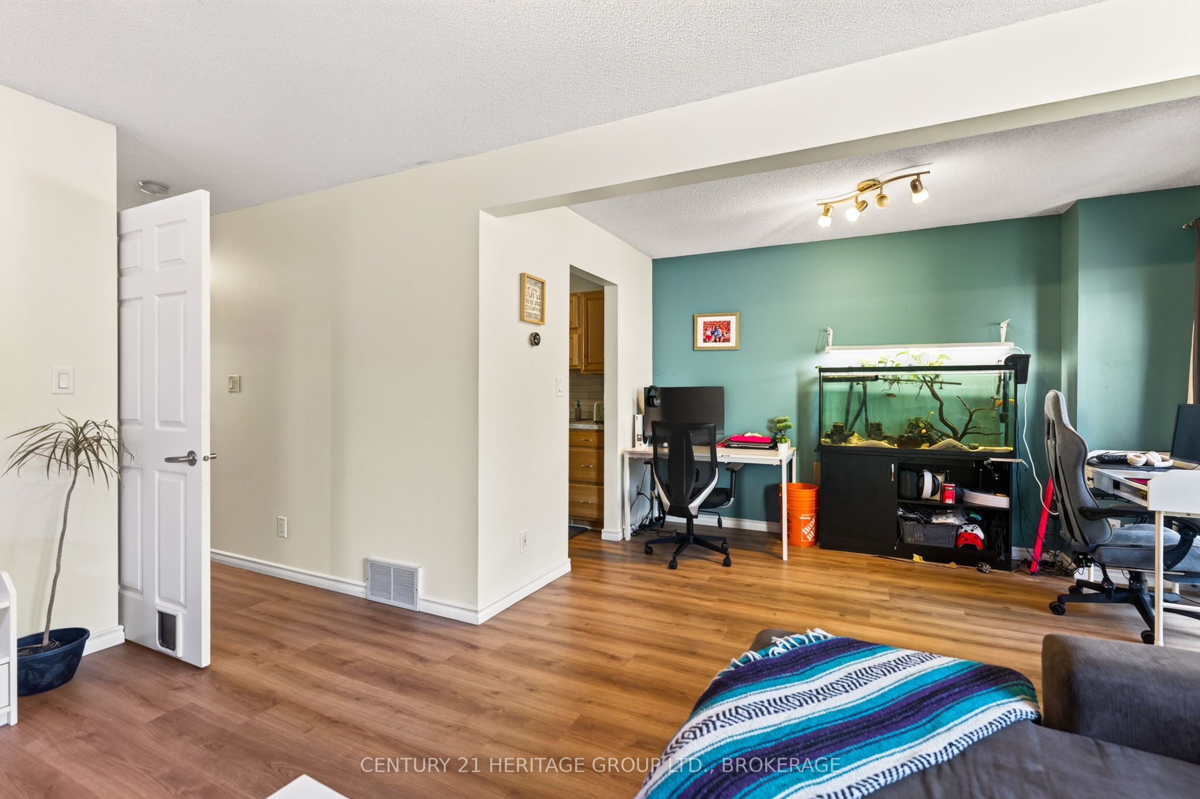 944 Warburton Crescent Property Photo 8