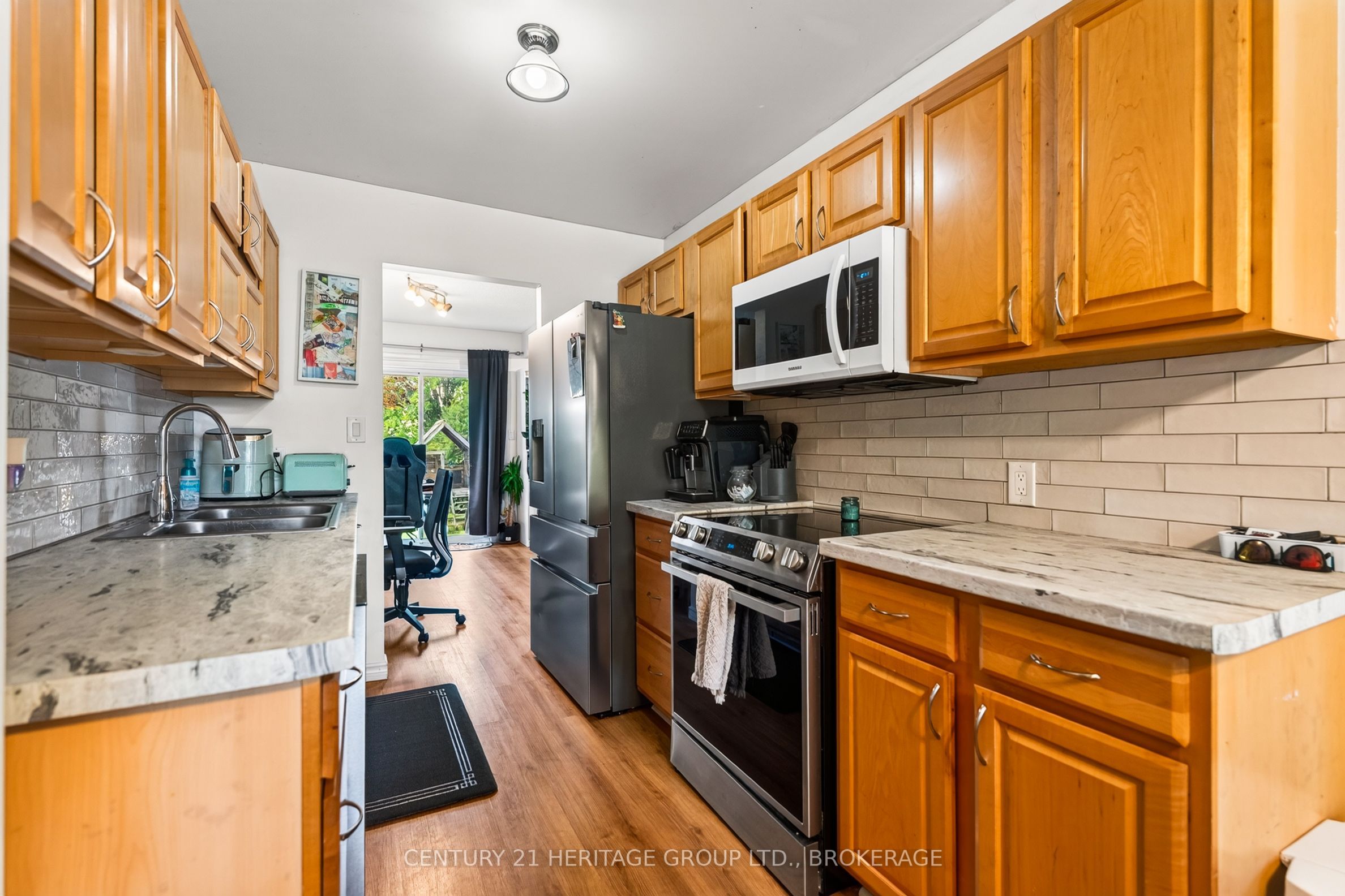 944 Warburton Crescent Property Photo 9
