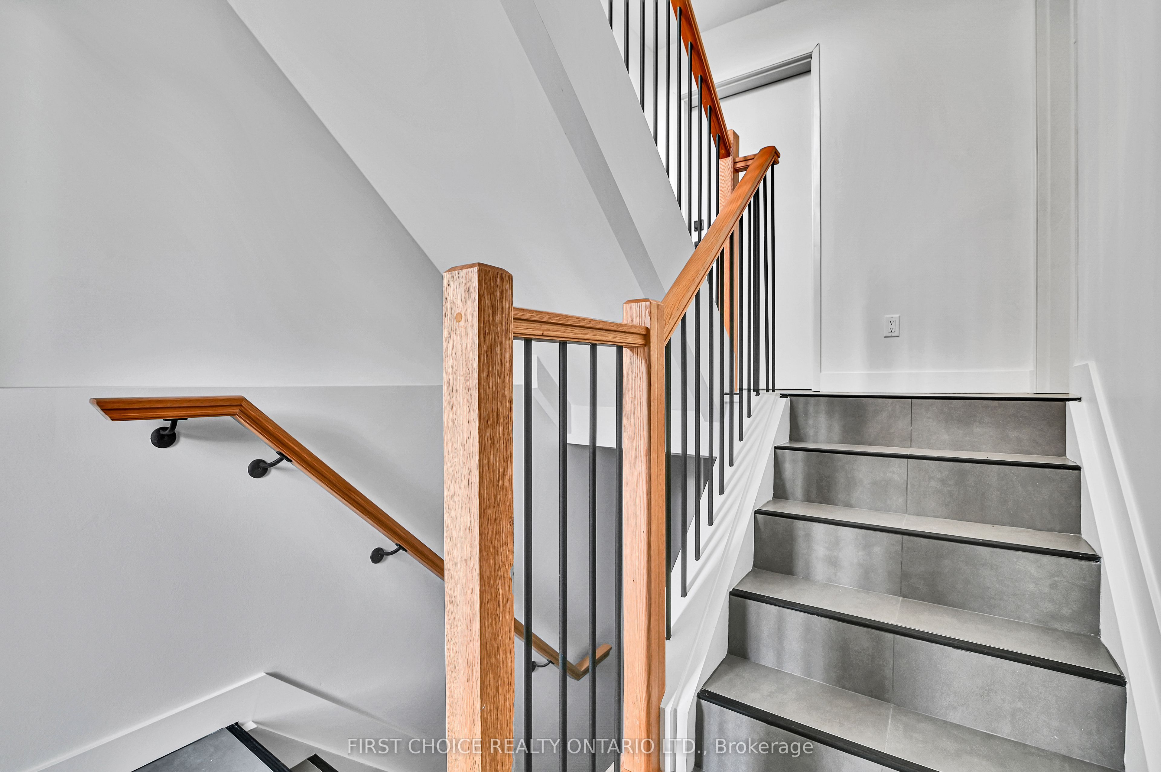 972 Dynes Road Property Photo 6