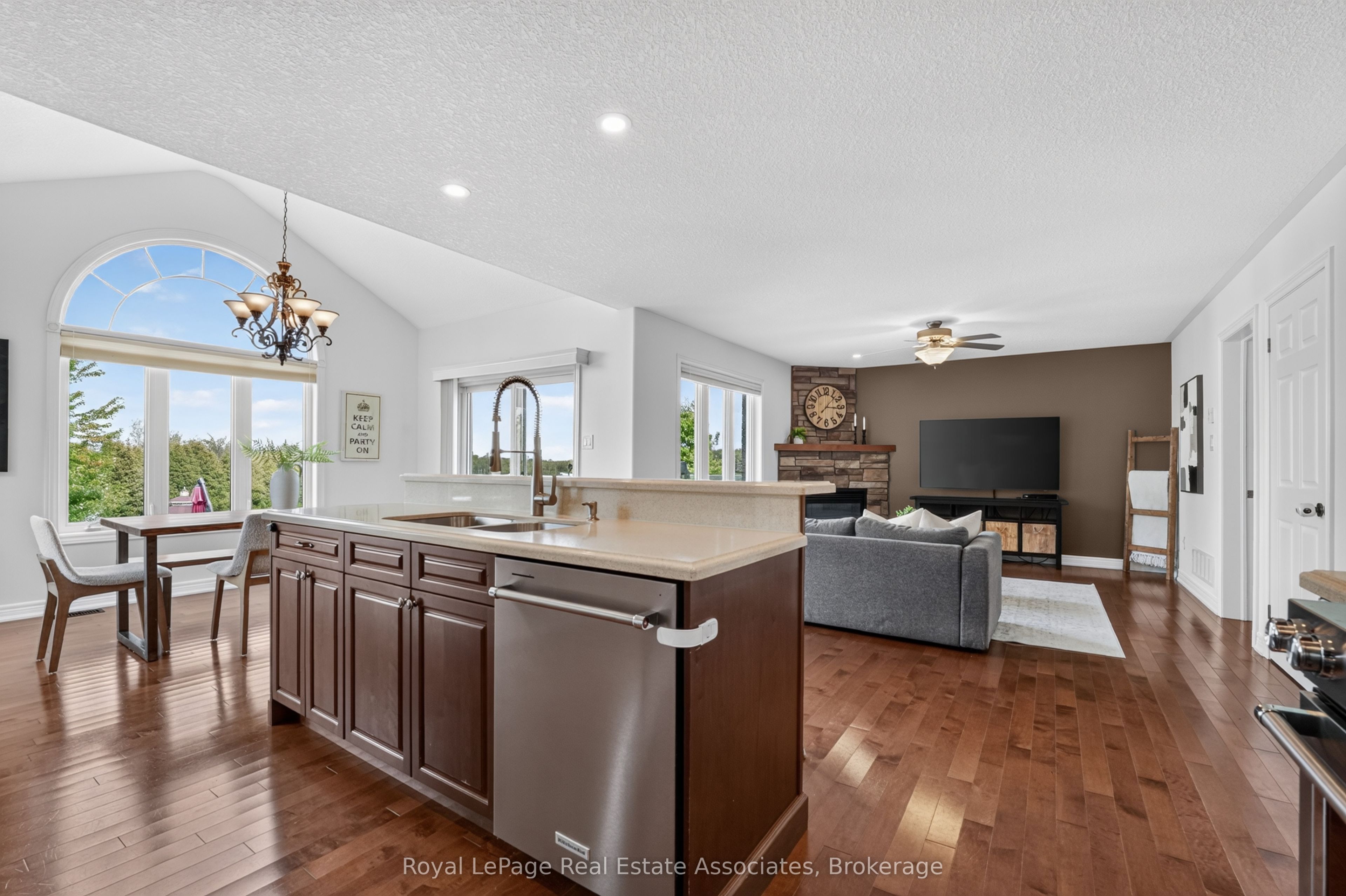 5767 Tenth Line Property Photo 12