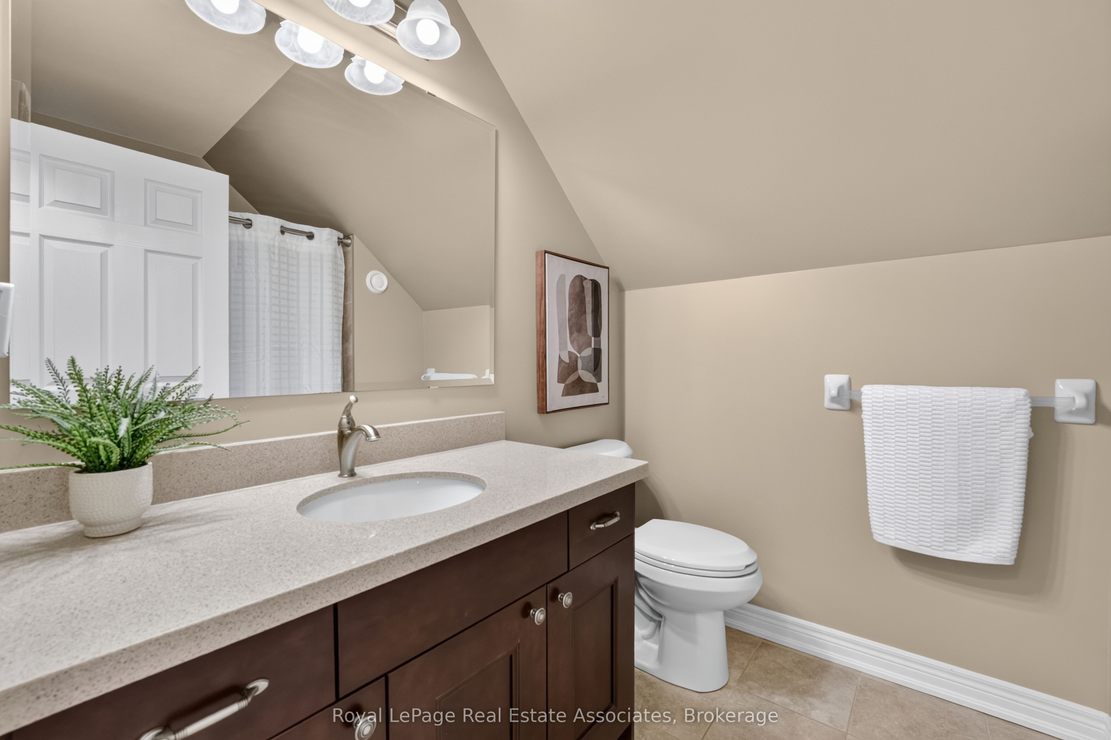 5767 Tenth Line Property Photo 33