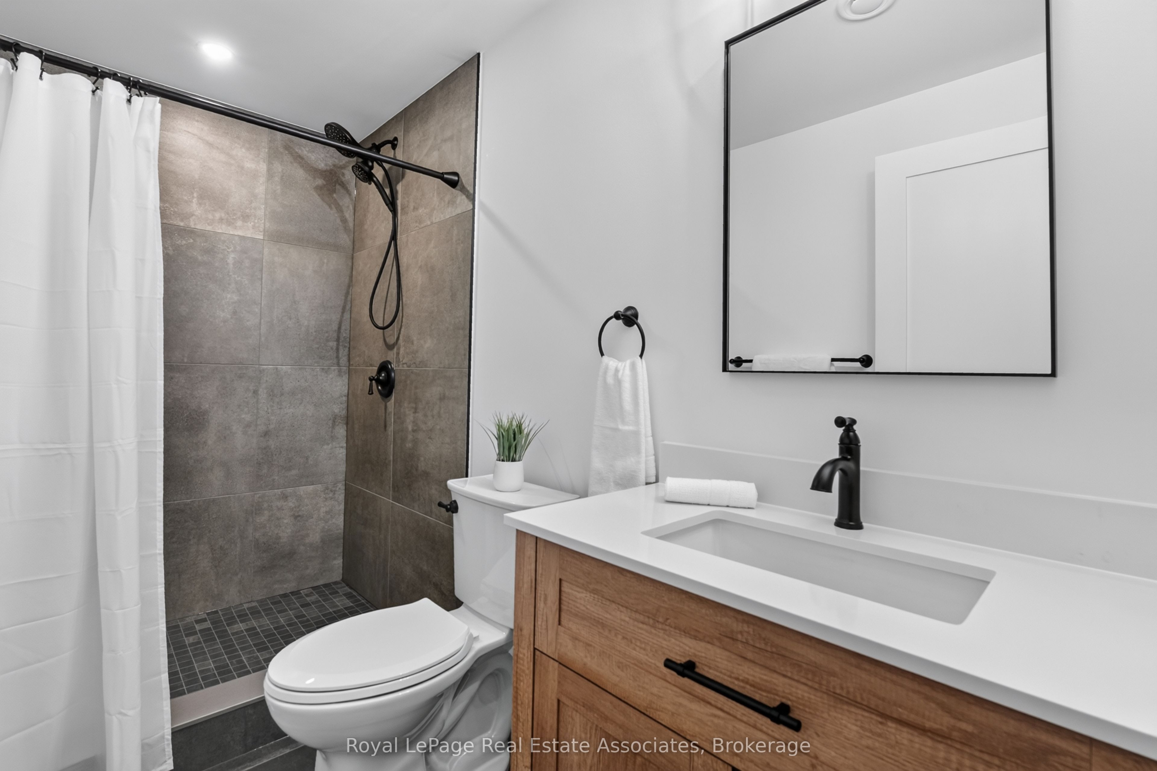 5767 Tenth Line Property Photo 37