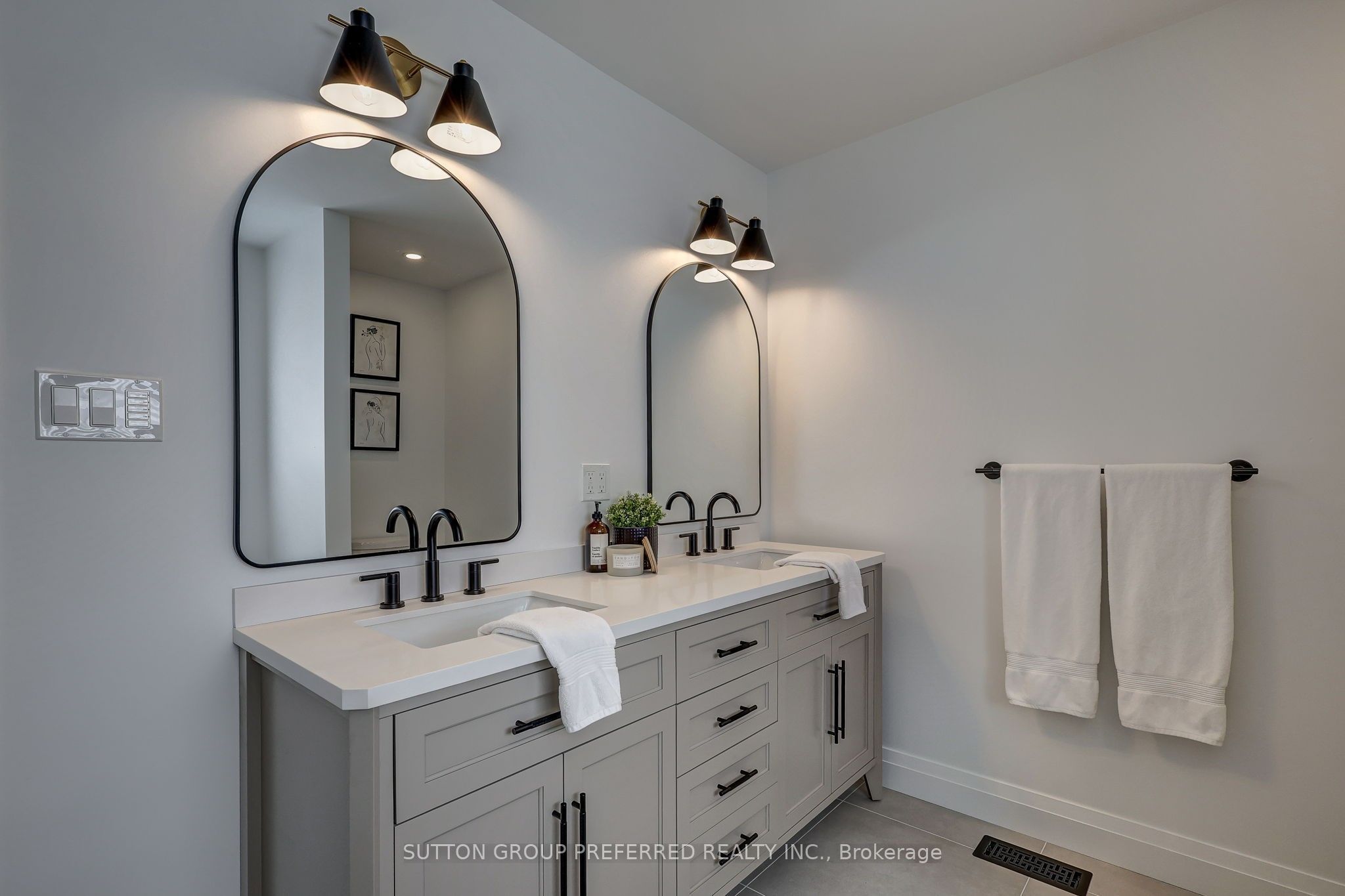154910 15th Line Property Photo 39