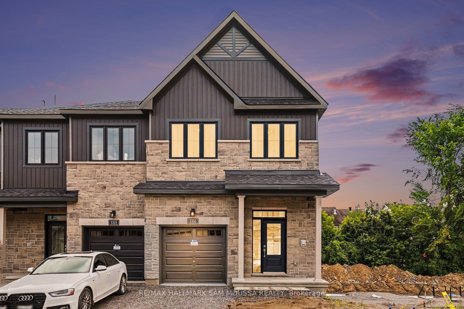 886 Eileen Vollick Crescent Property Photo 1