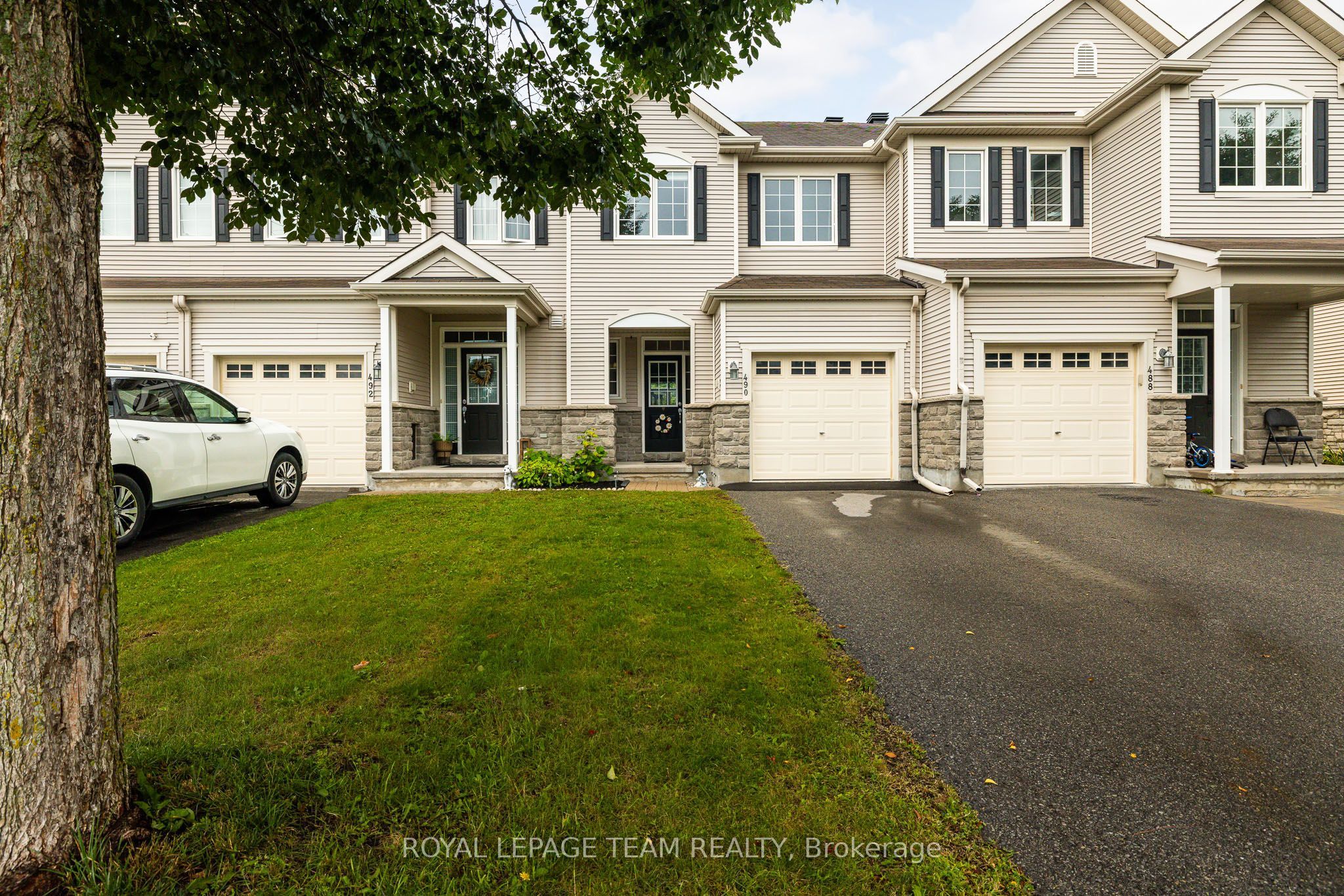 490 Dundonald Drive Property Photo 2