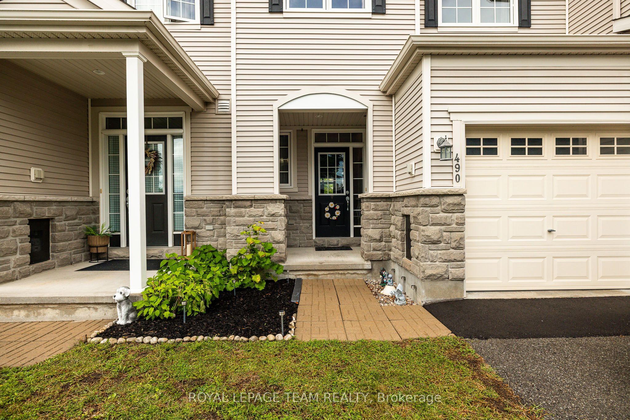 490 Dundonald Drive Property Photo 3