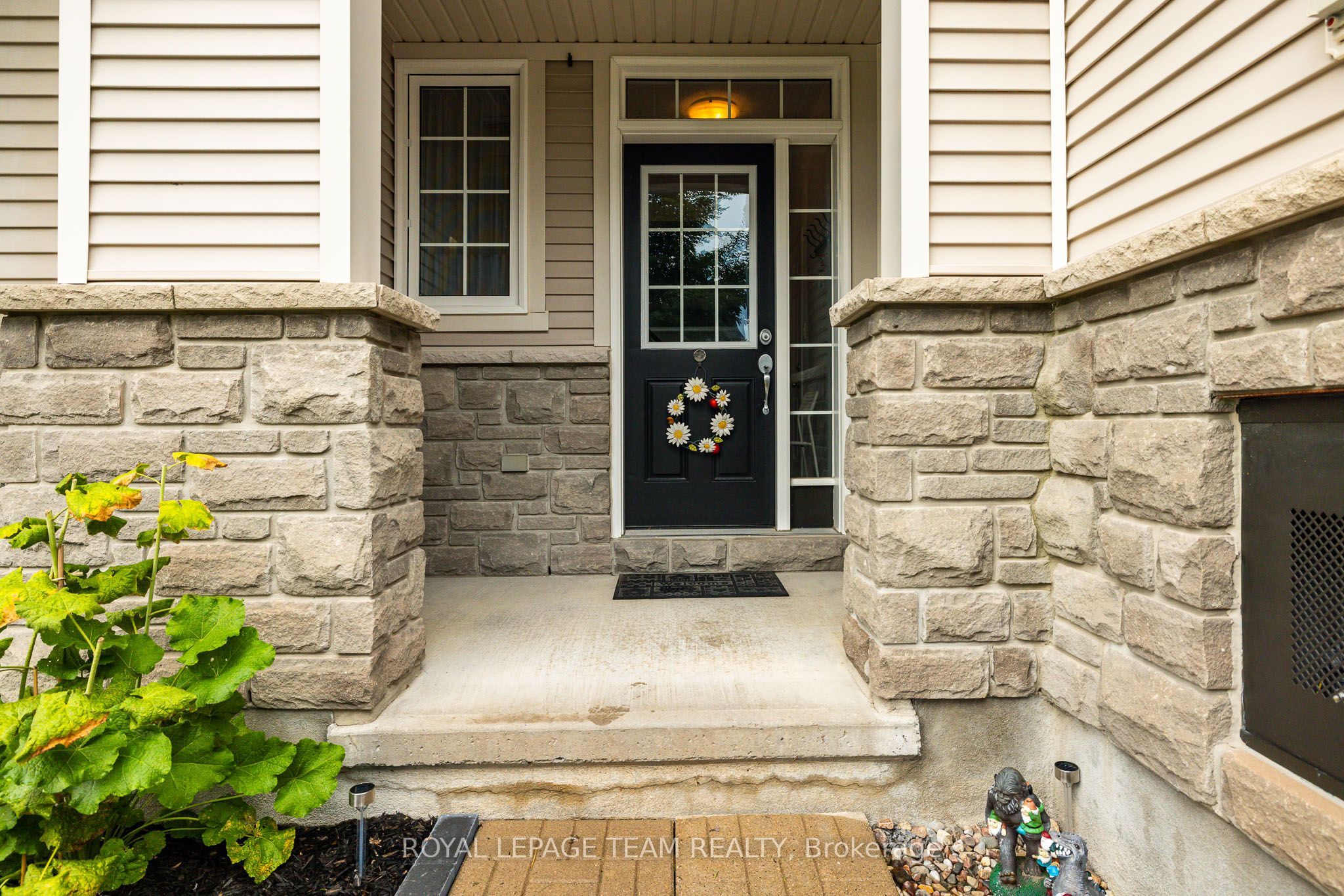 490 Dundonald Drive Property Photo 4