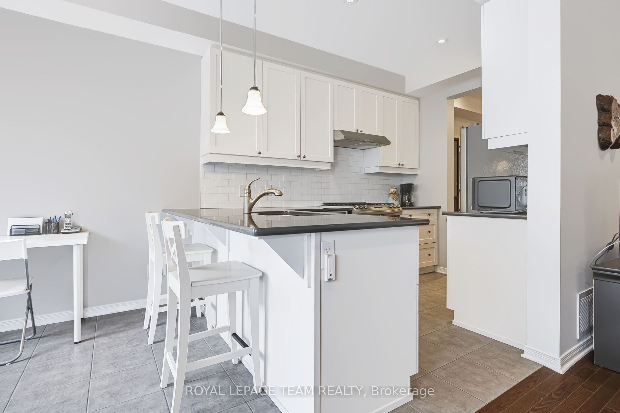 490 Dundonald Drive Property Photo 9