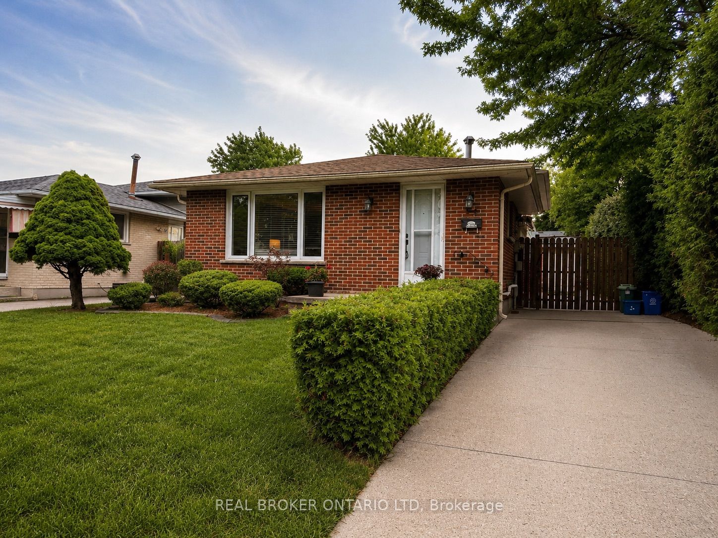95 Clifton Crescent S Property Photo 1